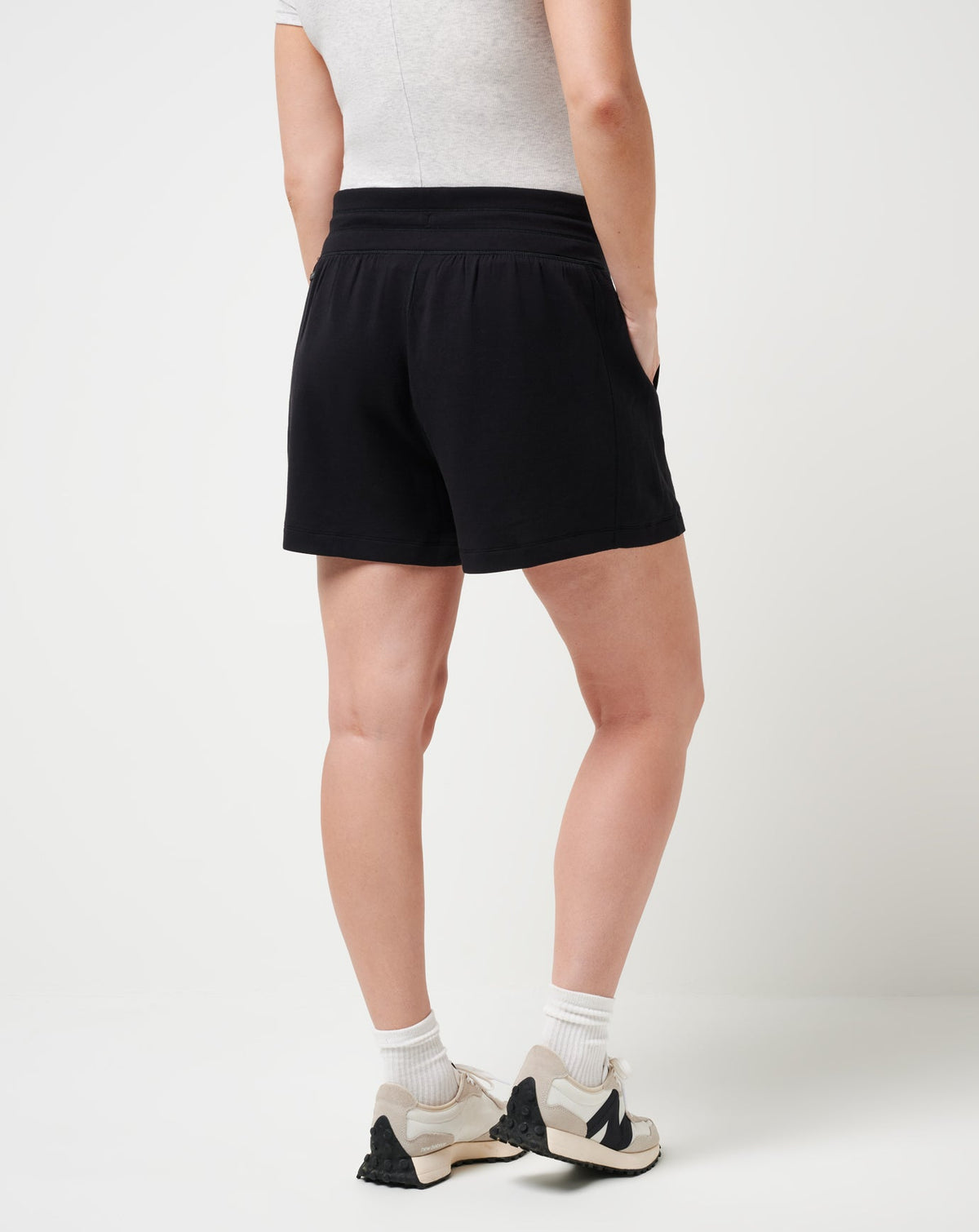 TravisMathew | Skyloft Soft Tie Short - Black