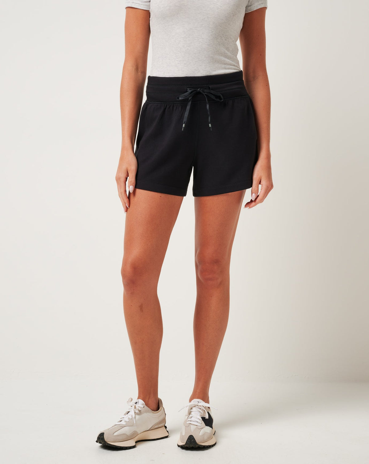 TravisMathew | Skyloft Soft Tie Short - Black